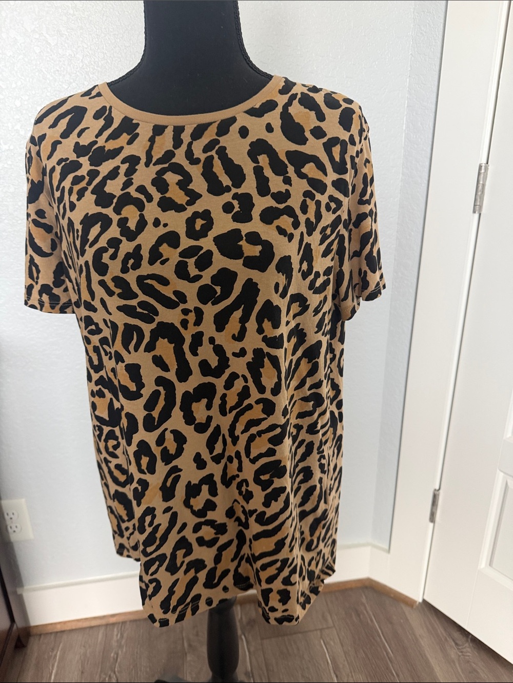Woman’s ZARA top. Sz:L. Like new.